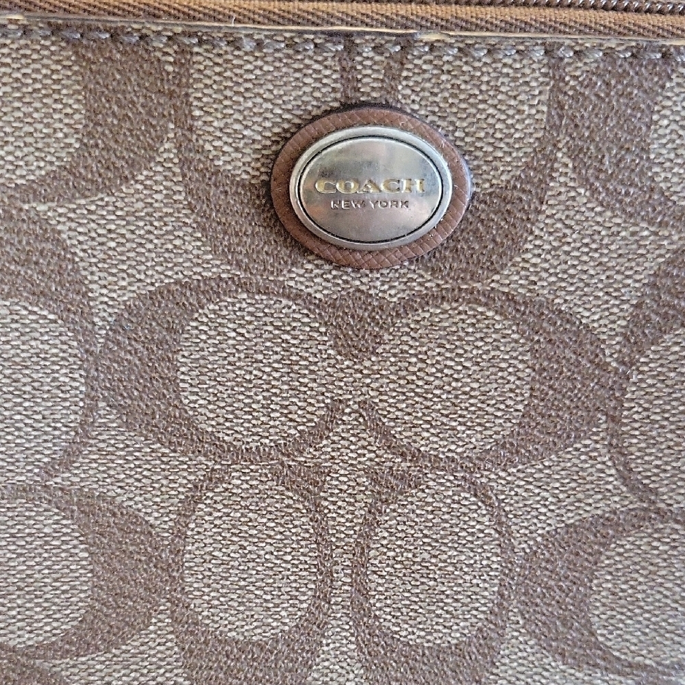 Coach Brown vinyl leather trim & Strap Signature Pattern Wristlet with hangtag - Picture 2 of 10